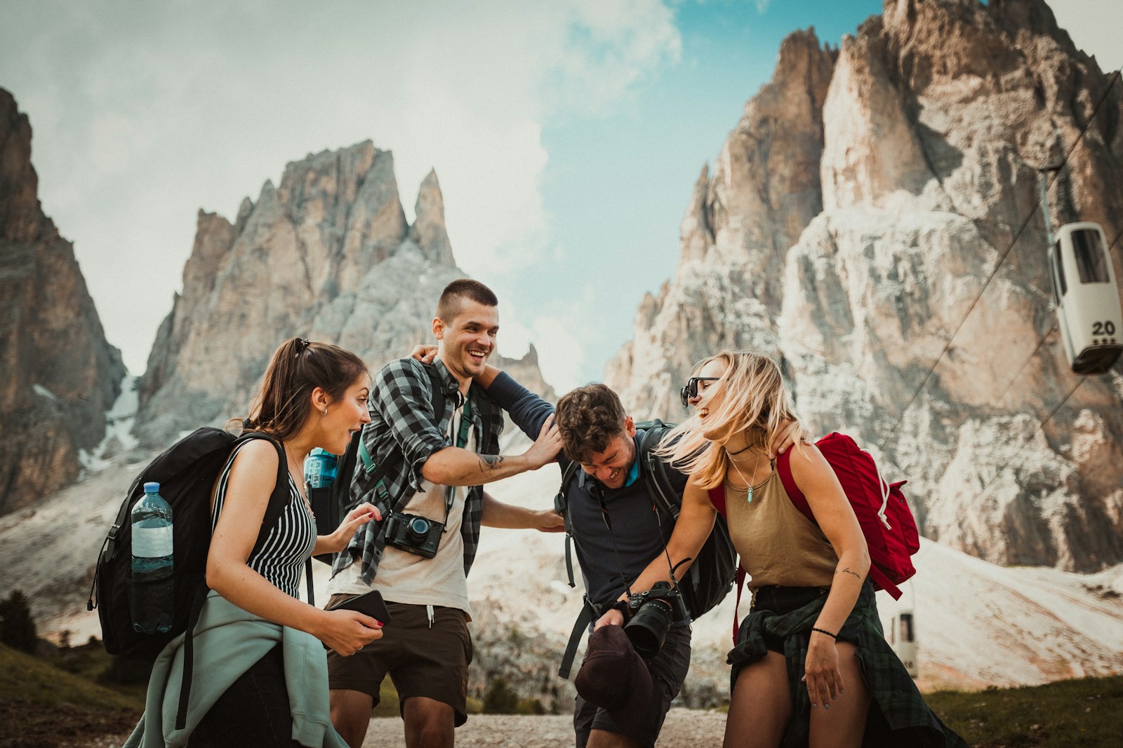 Gruppe junger Leute beim gemeinsamen Outdoor-Abenteuer