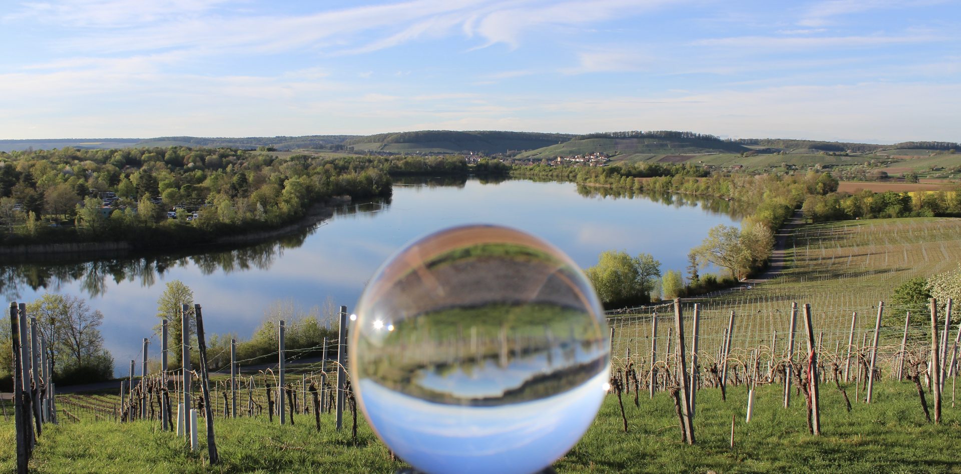 Glaskugel mit Frühjahrslandschaft im Hohenloher Land