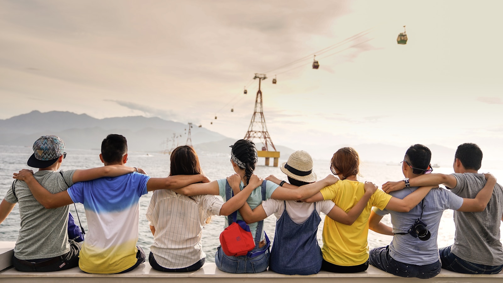 Gruppe Freunde Arm in Arm beim gemeinsamen Erlebnis